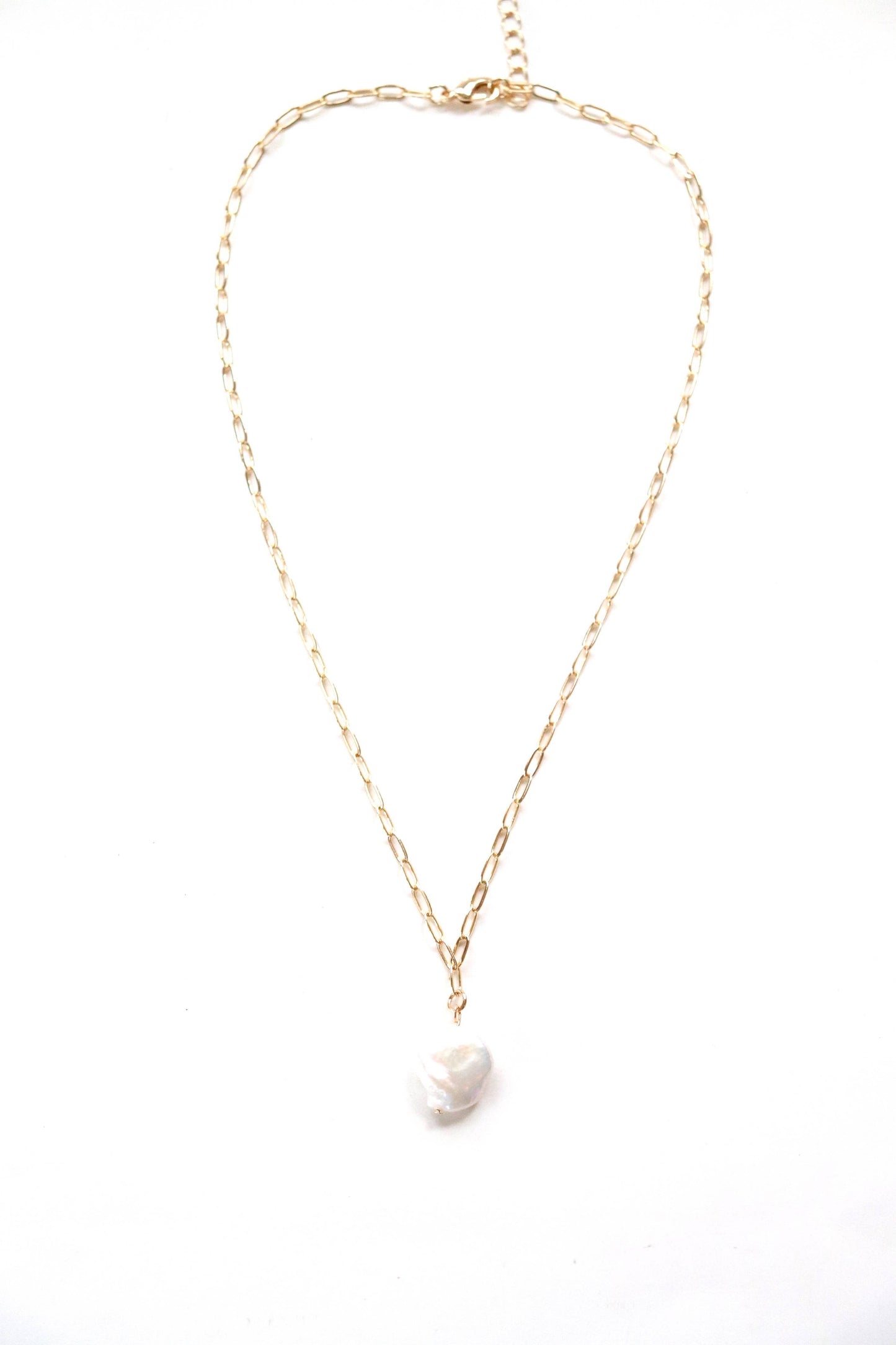 Gold Chain Necklace With a Pearl